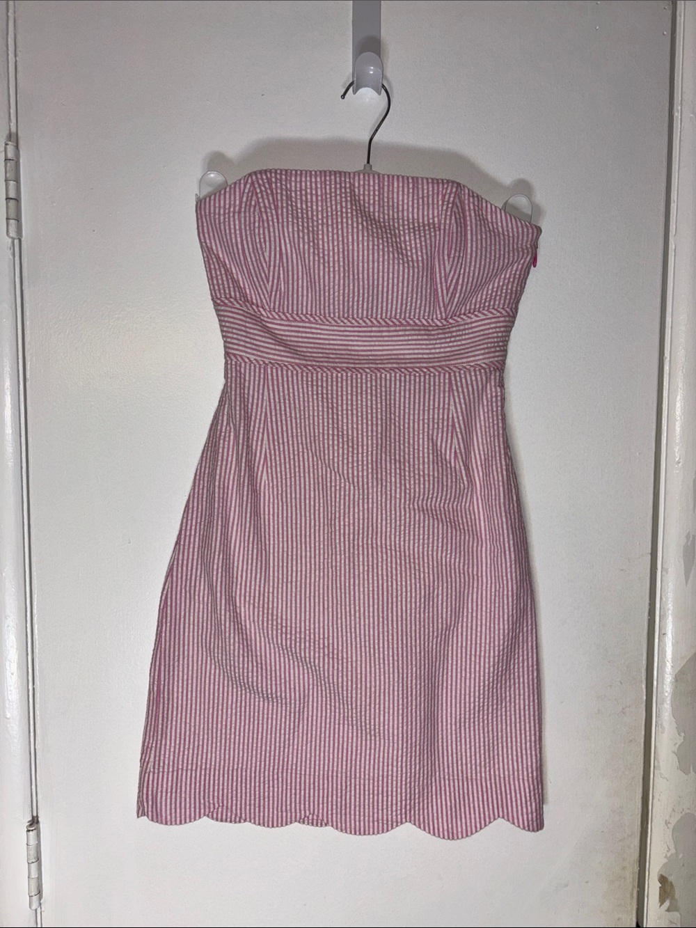 Vineyard Vines | Seersucker Strapless Dress. Size 0, fully lined. Scalloped hem.